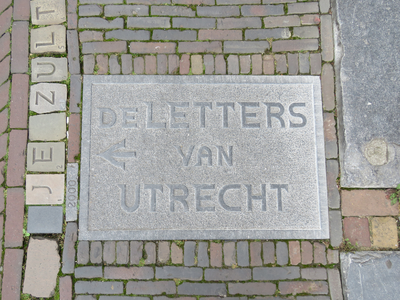 833288 Afbeelding van de plaquette ter markering van de start van het poëzieproject de ‘Letters van Utrecht’, in het ...